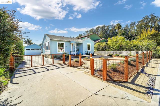 725 Trevethan Ave, Santa Cruz CA: https://media.crmls.org/mediaz/a3c7e2e3-95b9-4768-9b06-e64f0bd3089f.jpg