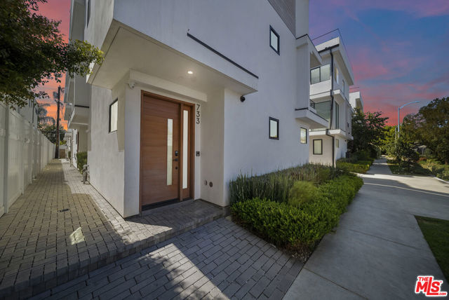 733 N Gramercy Place, Los Angeles CA: https://media.crmls.org/mediaz/a3c80ab0-c0da-4ab7-9855-f0dbebd541e2.jpg