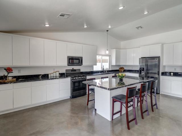 27420 Avenida Quintana, Cathedral City CA: https://media.crmls.org/mediaz/a3c865a4-86c7-4069-9a31-0d0d464ec231.jpg