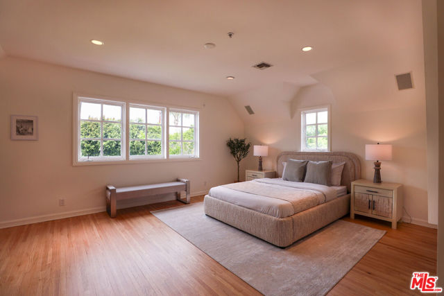 628 N Elm Drive, Beverly Hills CA: https://media.crmls.org/mediaz/a3c9c1c1-5b72-43a8-9b4a-6f03f8f4ed9c.jpg