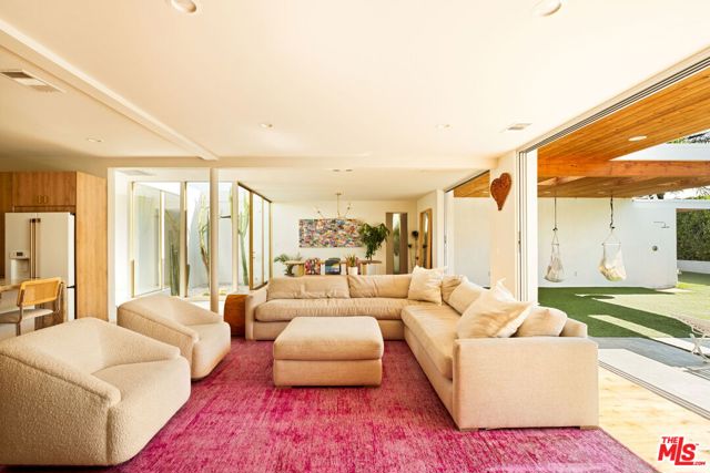 6641 Bedford Avenue, Los Angeles CA: https://media.crmls.org/mediaz/a3ca27fd-f700-4284-8f04-f371623172e5.jpg