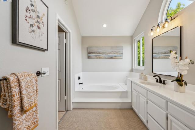 82 Applegate Way, Alameda CA: https://media.crmls.org/mediaz/a3ca9a42-2625-4447-8b77-f0c24559811a.jpg