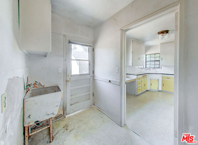 253 W El Sur Street, Monrovia CA: https://media.crmls.org/mediaz/a3cafc7f-8692-45d9-a37d-beb3d91e6196.jpg