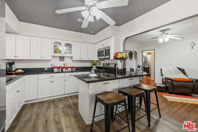 5184 Caspar Avenue, Los Angeles CA: https://media.crmls.org/mediaz/a3cb86df-3959-4451-8db5-b73946c1fb91.jpg