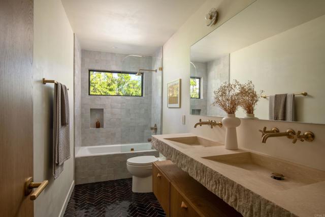 Detail Gallery Image 33 of 56 For 14847 Vista Del Oceano, Del Mar,  CA 92014 - 5 Beds | 4 Baths