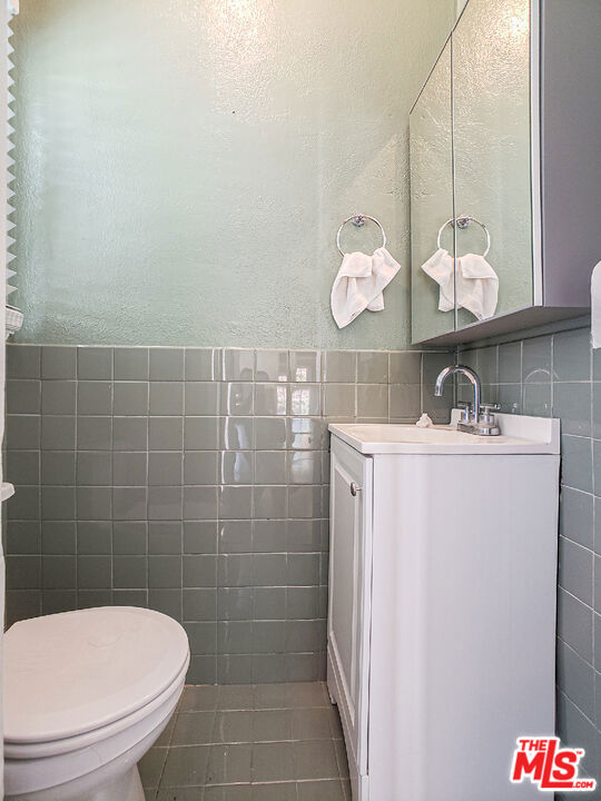 336 S Wilton Place, Los Angeles CA: https://media.crmls.org/mediaz/a3cba63d-51c1-4887-8b02-49d83233f1bb.jpg