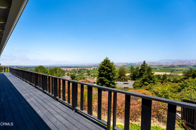 1027 Garrido Drive, Camarillo CA: https://media.crmls.org/mediaz/a3cc341f-be55-4e51-9785-bd4301558f42.jpg