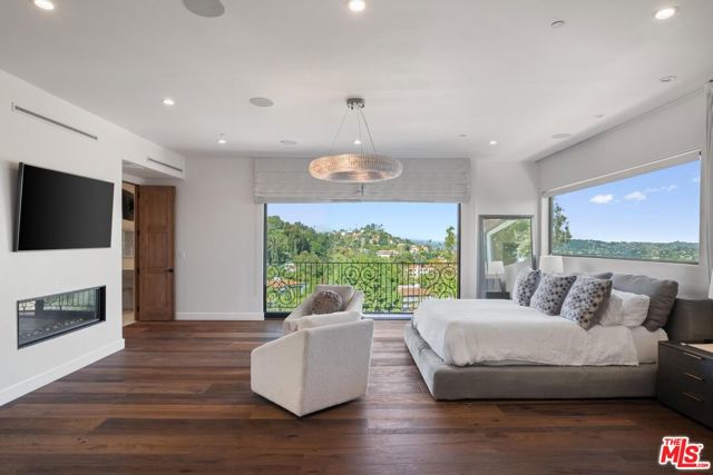 4733 Bonvue Avenue, Los Angeles CA: https://media.crmls.org/mediaz/a3ccccef-c606-4d0e-9e02-9ee49232dd99.jpg