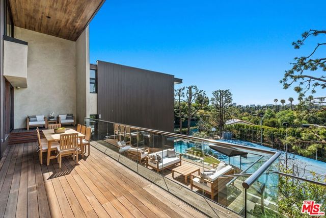 1005 Elden Way, Beverly Hills CA: https://media.crmls.org/mediaz/a3cdbf7e-c45c-402f-b424-b8d22b9a4d34.jpg