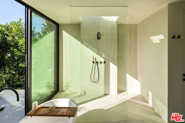 29200 Larkspur Lane, Malibu CA: https://media.crmls.org/mediaz/a3cf3f7f-6f49-47cd-be21-10456153438e.jpg