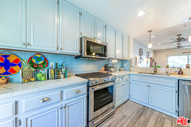 415 Townsquare Lane, Huntington Beach CA: https://media.crmls.org/mediaz/a3d0d844-5abe-4d16-9e48-d221055d6092.jpg