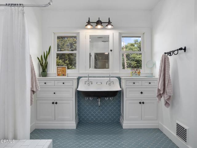 1327 Campbell Street, Glendale CA: https://media.crmls.org/mediaz/a3d19449-bf29-4a5e-9ebc-8410addfc7a0.jpg