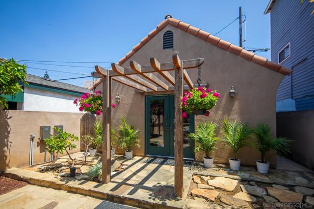 867 E Avenue, Coronado CA: https://media.crmls.org/mediaz/a3d1f34b-7f4f-4480-ab7b-f7f8f74f38a9.jpg
