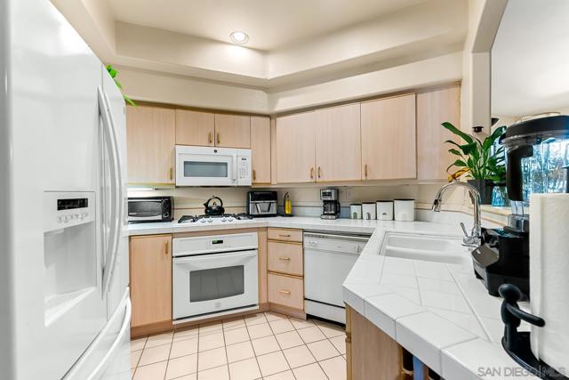 12061 Tivoli Park Row, San Diego CA: https://media.crmls.org/mediaz/a3d24a77-c2bd-4e4a-90c9-871bf624fcbd.jpg