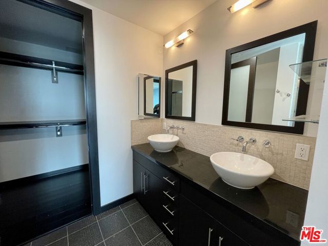 655 S Hope Street, Los Angeles CA: https://media.crmls.org/mediaz/a3d307f0-0fc5-4496-bc61-e1290c13d8ef.jpg