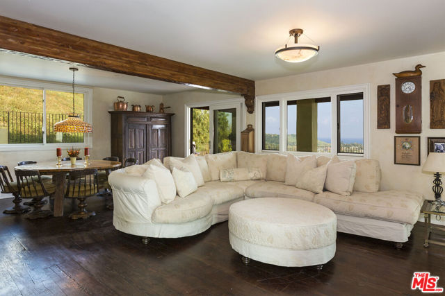 3504 Coast View Drive, Malibu CA: https://media.crmls.org/mediaz/a3d3b6a6-f483-4500-84c7-d58b2110c525.jpg