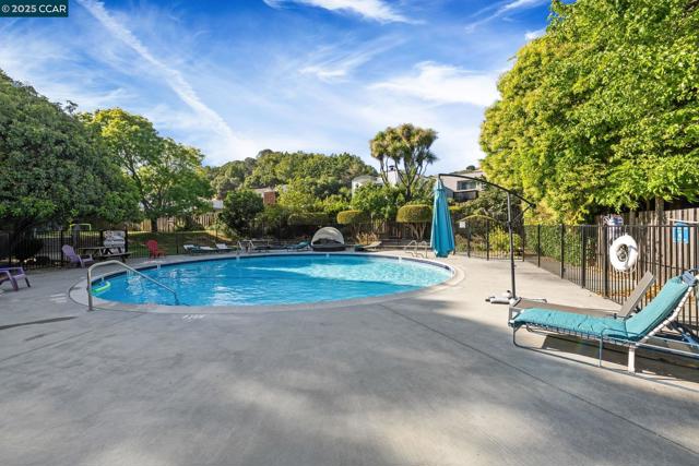 9 Glen Dr, Fairfax CA: https://media.crmls.org/mediaz/a3d3c423-a3c8-48e8-a026-e847bfe14961.jpg