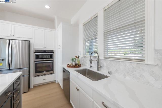 4206 Sunset View Dr, Dublin CA: https://media.crmls.org/mediaz/a3d3d798-3c88-4b82-8e39-fe1ab977fd18.jpg