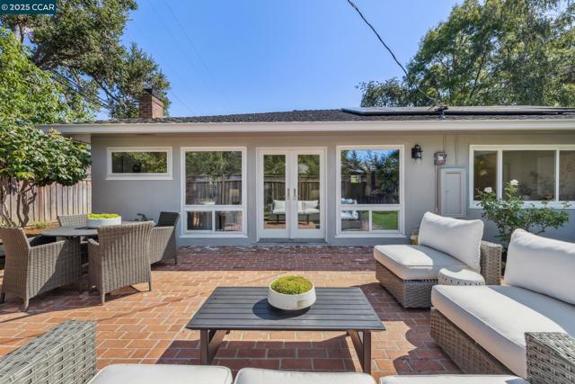 241 E Creek Dr, Menlo Park CA: https://media.crmls.org/mediaz/a3d42a38-6e84-4568-945f-136454f80e53.jpg