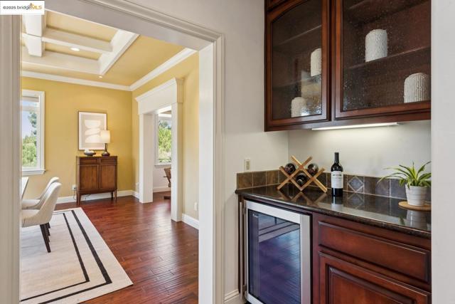 3244 Ridgeview PL, Hayward CA: https://media.crmls.org/mediaz/a3d42aef-5001-4e8c-bbfd-1312e1cbb77e.jpg