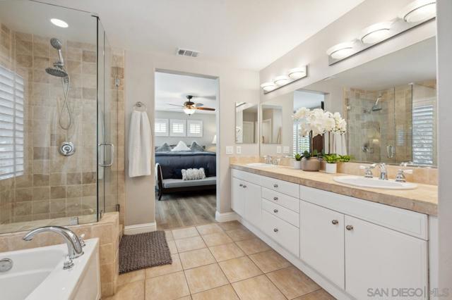 11353 Creekstone Ln, San Diego CA: https://media.crmls.org/mediaz/a3d5fa82-f7f3-434d-936a-feb581e18031.jpg
