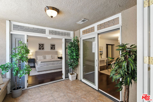 321 N Oakhurst Drive, Beverly Hills CA: https://media.crmls.org/mediaz/a3d6194a-6f74-4ddd-a6d2-2e19af91e919.jpg
