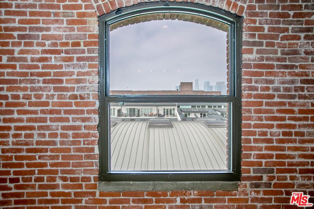 https://media.crmls.org/mediaz/a3d727e0-65a2-4e17-925c-ac51789d8550.jpg?preset=X-Large
