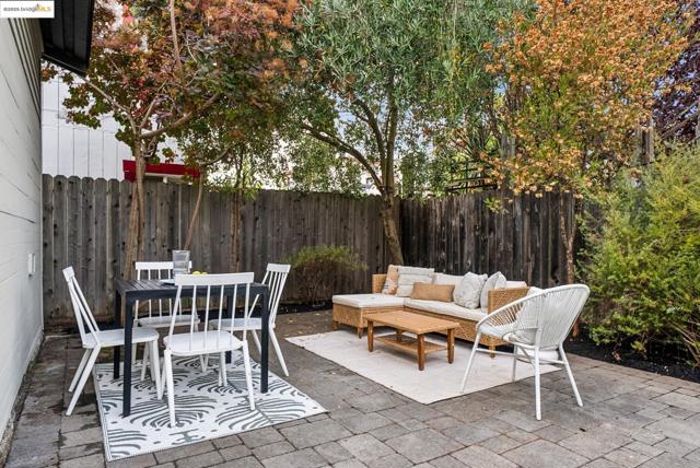 678 65Th St, Oakland CA: https://media.crmls.org/mediaz/a3d793d3-eab4-4a4d-a0f2-e89f0afc785c.jpg