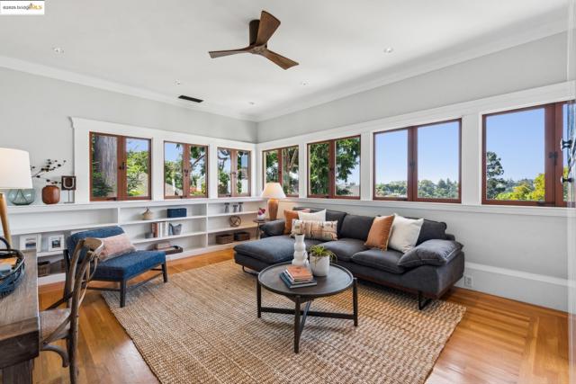 1015 Warfield Ave, Oakland CA: https://media.crmls.org/mediaz/a3d8918c-dcbb-441c-9d04-41589340bf39.jpg