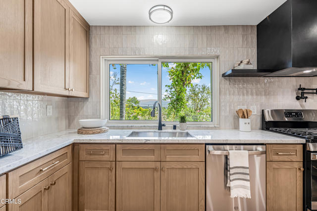 308 Calle Converse, Camarillo CA: https://media.crmls.org/mediaz/a3d9922b-5687-47a3-9dc1-36dddfad2564.jpg