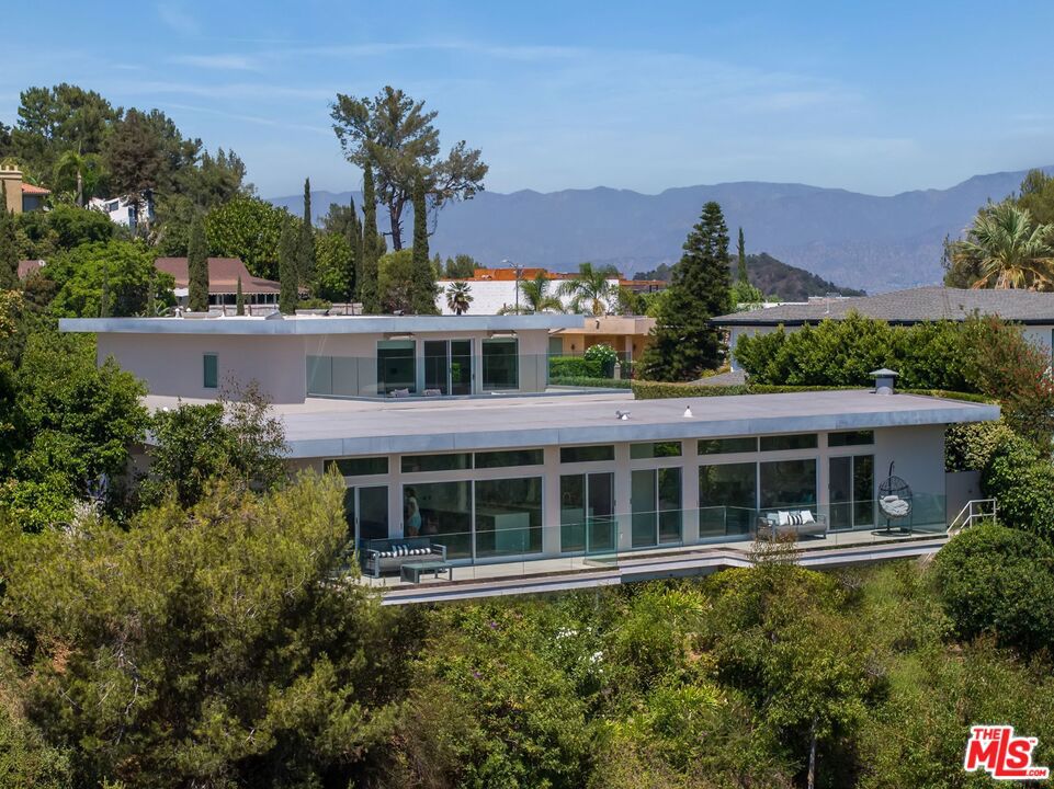 2189 Summitridge Drive — Modern