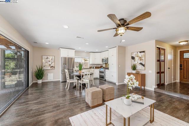 648 Buckeye Dr, Livermore CA: https://media.crmls.org/mediaz/a3dc4a07-8583-415c-8ef5-afea6fad403b.jpg