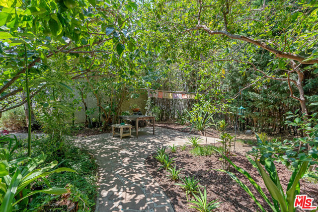 1049 Elden Avenue, Los Angeles CA: https://media.crmls.org/mediaz/a3dde394-0acb-4cd3-8cfc-e4388b1623de.jpg