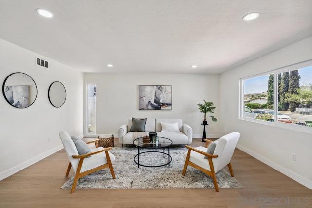 8313 Carlton Oaks Dr, Santee CA: https://media.crmls.org/mediaz/a3dde457-4e34-4184-a2ad-a7486769aff9.jpg