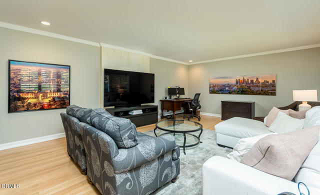 1535 Glenmont Drive, Glendale CA: https://media.crmls.org/mediaz/a3de6b18-885b-48fc-9b5b-b16d55b34056.jpg