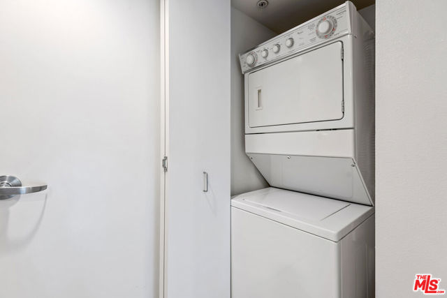 13700 MARINA POINTE Drive, Marina del Rey CA: https://media.crmls.org/mediaz/a3df08a0-ecd3-4fe9-a686-795f4a2611b5.jpg