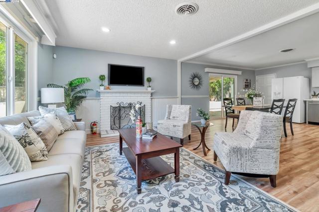 6013 Green Glen Way, Sacramento CA: https://media.crmls.org/mediaz/a3df775a-026a-402a-9548-38d3fdcec1e6.jpg
