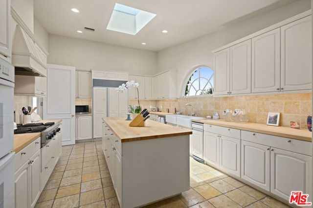 1634 Gilcrest Drive, Beverly Hills CA: https://media.crmls.org/mediaz/a3dfeda7-635e-424c-a99a-e35c4244dc4d.jpg