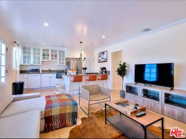 1028 12th Street, Santa Monica CA: https://media.crmls.org/mediaz/a3e2cfee-3a18-4707-9e64-596fd84c991b.jpg