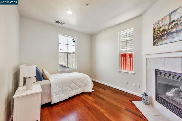 237 Dutra Vernaci Dr, Union City CA: https://media.crmls.org/mediaz/a3e36f61-bb23-4aac-a94f-f14e1f13a1ec.jpg