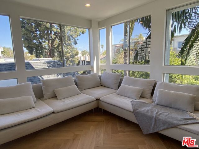 2237 S Bentley Avenue, Los Angeles CA: https://media.crmls.org/mediaz/a3e4c0b9-dea2-453d-a21b-0f772aa98159.jpg