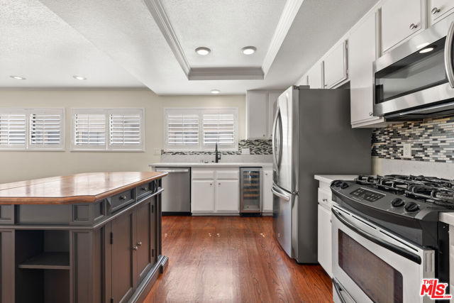 6021 Lindley Avenue, Tarzana CA: https://media.crmls.org/mediaz/a3e59dca-35ea-4cbd-be46-aa7b58f64c99.jpg