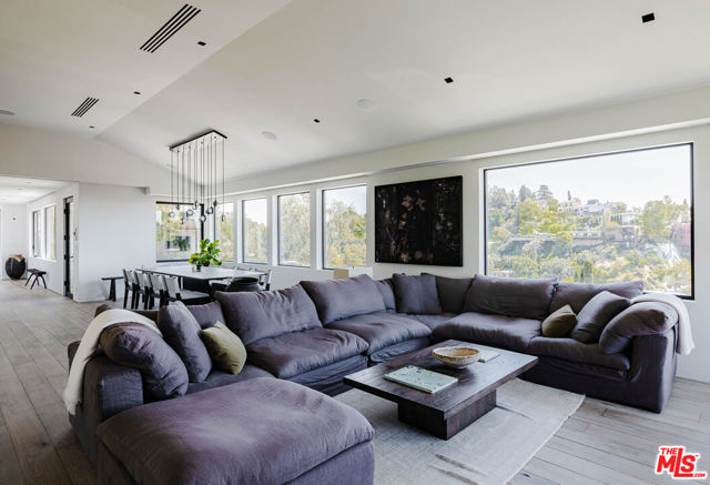 2532 Canyon Oak Dr, Los Angeles CA: https://media.crmls.org/mediaz/a3e5f5dc-eacd-4973-8487-f74cf03794bf.jpg