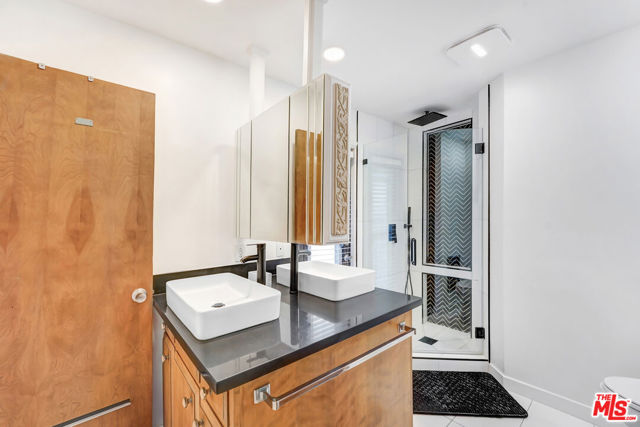 6409 Graves Avenue, Lake Balboa CA: https://media.crmls.org/mediaz/a3e65436-511b-4afb-8c2c-a54332935678.jpg
