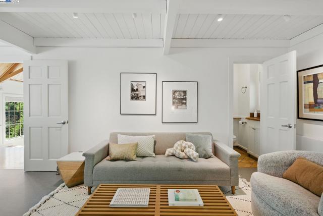 7380 Claremont Ave, Berkeley CA: https://media.crmls.org/mediaz/a3e6764b-5998-4126-91b1-84526304ea9a.jpg
