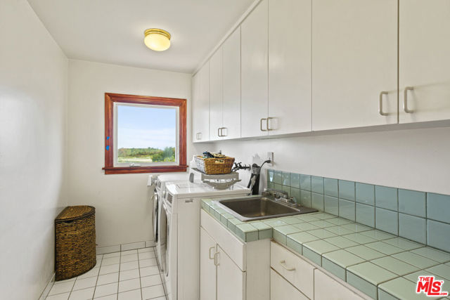 2303 Tuna Canyon Road, Topanga CA: https://media.crmls.org/mediaz/a3e6911d-4714-49f4-ab4e-3f744918eec9.jpg