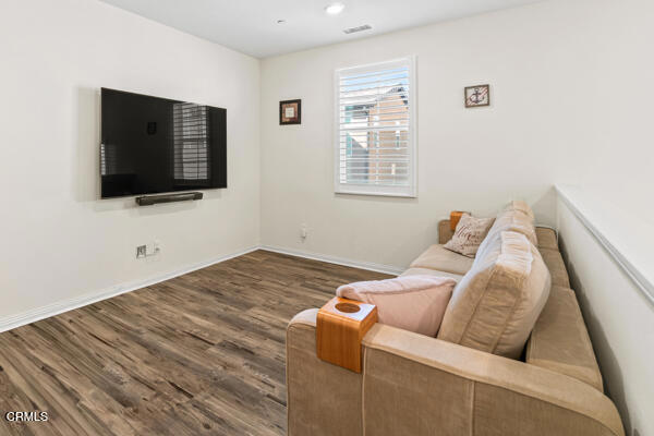 490 Jubilee Place, Santa Paula CA: https://media.crmls.org/mediaz/a3e69c2b-3d09-40cc-a32d-a0d00300fd32.jpg