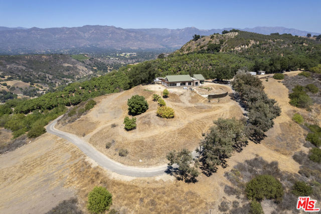 10880 Creek Road, Ojai CA: https://media.crmls.org/mediaz/a3e735dd-343b-49d0-b4c8-b78eec463fd0.jpg