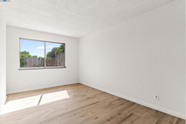 446 Bayview Cir, San Francisco CA: https://media.crmls.org/mediaz/a3e81905-e22e-493f-ba6b-516901371bb5.jpg