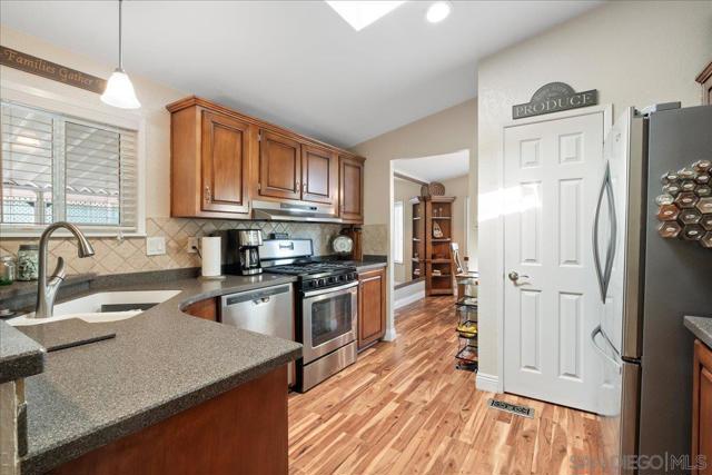 13327 Casa Vista St, Poway CA: https://media.crmls.org/mediaz/a3e8ca56-575b-4b8d-8f29-32d78a4e9cad.jpg